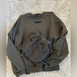 ESSENTIALS SET